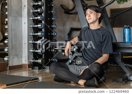 飽受低落、抽搐、壓力和傷病困擾的運動員正在鍛鍊身體並鍛鍊身體 飽受低落、抽搐、壓力和傷病困擾的運動員正在鍛鍊身體並鍛鍊身體 122469460