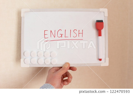 一塊白板上寫著「ENGLISH」這個詞 一塊白板上寫著「ENGLISH」這個詞 122470593