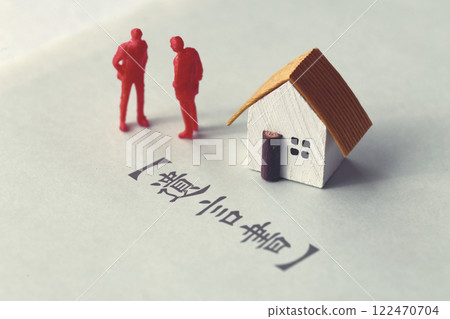 用微型娃娃、房子和文字展示繼承困境的照片 122470704