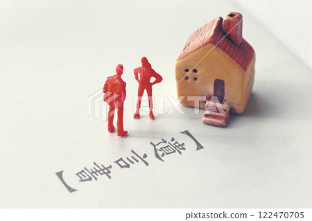 用微型娃娃、房子和文字展示繼承困境的照片 122470705