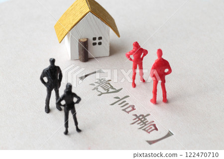 A photo showing inheritance troubles using miniature dolls, a house, and text 122470710