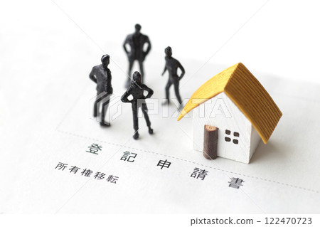 A photo showing inheritance troubles using miniature dolls, a house, and text 122470723