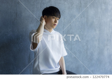 穿連帽衫的年輕人 穿連帽衫的年輕人 122470774