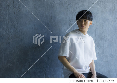 Young man in hoodie 122470776