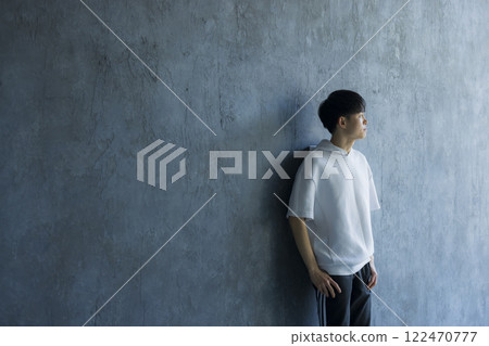 Young man in hoodie 122470777