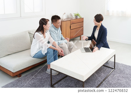 A salesman (businessman/salesman) explaining something to a senior couple using a computer 122470832