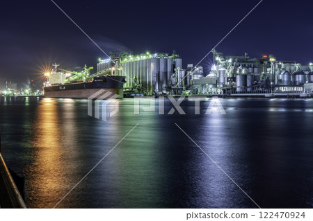 岡山縣倉敷市太平洋穀物中心水島港穀物聯合企業的夜景 122470924