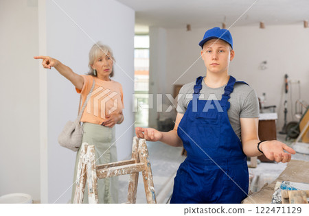 Guy is dissatisfied with the money received from an elderly woman for apartment renovation Guy is dissatisfied with the money received from an elderly woman for apartment renovation 122471129