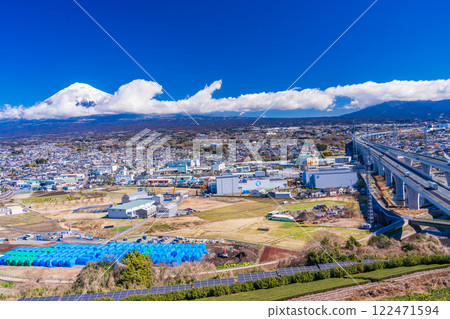 【靜岡縣】富士市郊外的新東名高速公路與富士山 【靜岡縣】富士市郊外的新東名高速公路與富士山 122471594