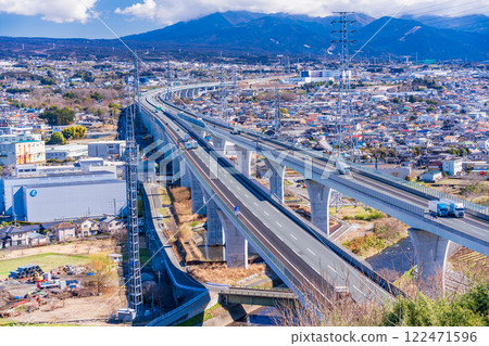 【靜岡縣】新東名高速公路在富士市郊區行駛 122471596