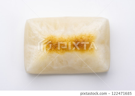 白色背景下烤年糕的特寫俯視圖 白色背景下烤年糕的特寫俯視圖 122471685