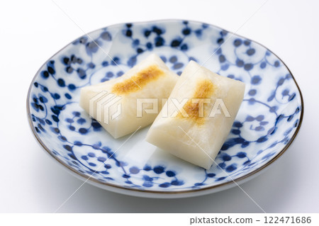 藍色日式盤子裡盛裝的烤年糕 藍色日式盤子裡盛裝的烤年糕 122471686