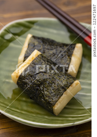 磯部燒盛在盤子裡 122471697