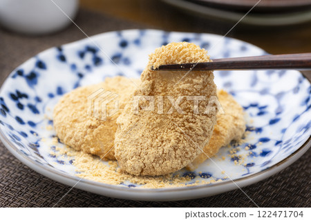 用筷子夾起黃豆粉餅的特寫 用筷子夾起黃豆粉餅的特寫 122471704