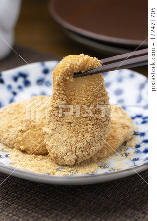 用筷子夾起黃豆粉餅的特寫 用筷子夾起黃豆粉餅的特寫 122471705