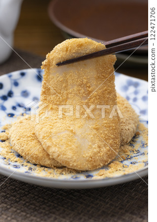 用筷子夾起黃豆粉餅的特寫 用筷子夾起黃豆粉餅的特寫 122471706