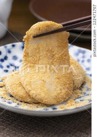 用筷子夾起黃豆粉餅的特寫 122471707