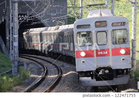 The 8500 series trains that support the morning rush hour on the Tokyu Denentoshi Line The 8500 series trains that support the morning rush hour on the Tokyu Denentoshi Line 122471755
