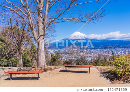 [Shizuoka Prefecture] View of Fujinomiya city and Mt. Fuji from Shiraoyama Park 122471869