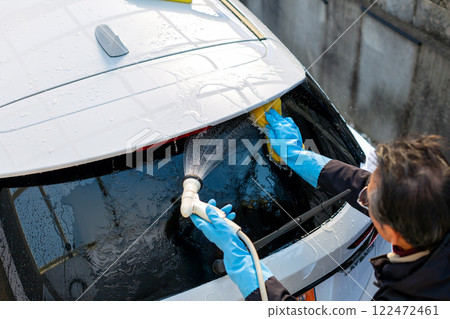 一名男子在自家停車場洗車 122472461