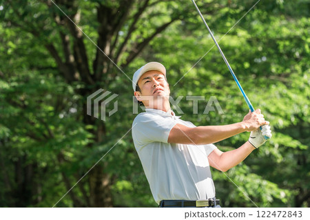 高爾夫球手的男人在高爾夫球場打高爾夫球（開球/高爾夫比賽） 122472843