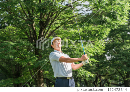 高爾夫球手的男人在高爾夫球場打高爾夫球（開球/高爾夫比賽） 122472844