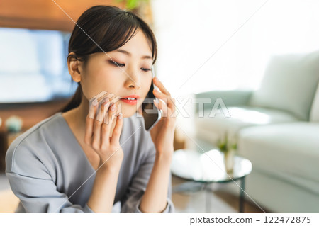 一位女士在客廳思考 122472875