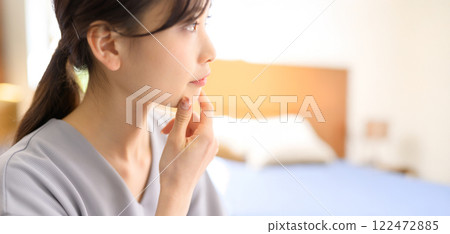Portrait of thinking woman 122472885