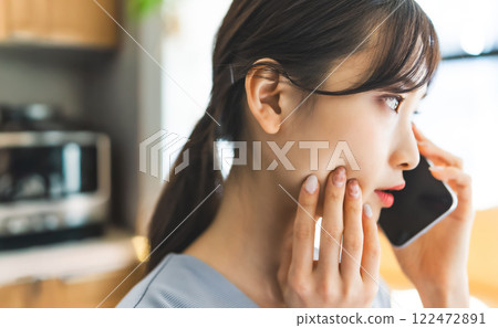 Female portrait 122472891