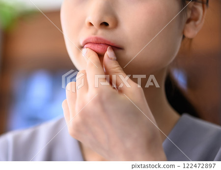 Portrait of thinking woman 122472897