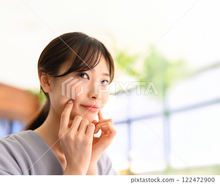 Female portrait 122472900