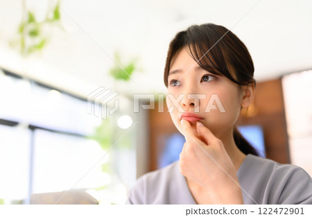 Portrait of thinking woman 122472901