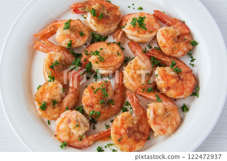 白盤上的蒜蓉蝦 白盤上的蒜蓉蝦 122472937