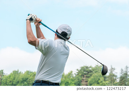 男高爾夫球手在高爾夫球場上擊球 122473217