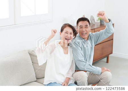 做膽量姿勢的資深夫婦 122473586