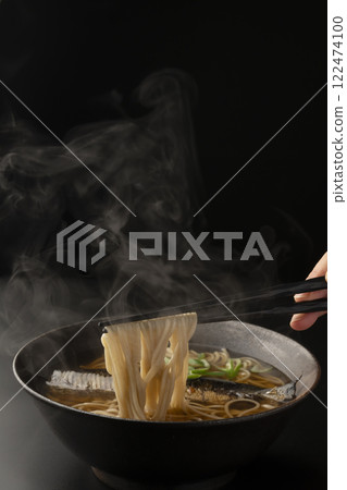用筷子夾起熱氣騰騰的青菜麵 用筷子夾起熱氣騰騰的青菜麵 122474100