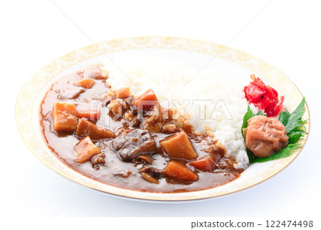 Curry rice (white background) served with pickled plums and fukujinzuke 122474498