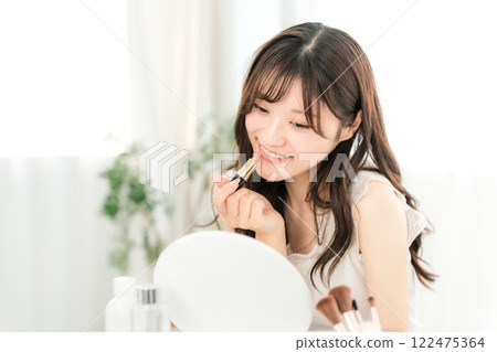 年輕的亞洲女性化妝(口紅、胭脂、光澤、嘴唇) 年輕的亞洲女性化妝(口紅、胭脂、光澤、嘴唇) 122475364