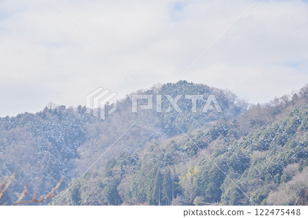 Winter mountains, snow, countryside 122475448