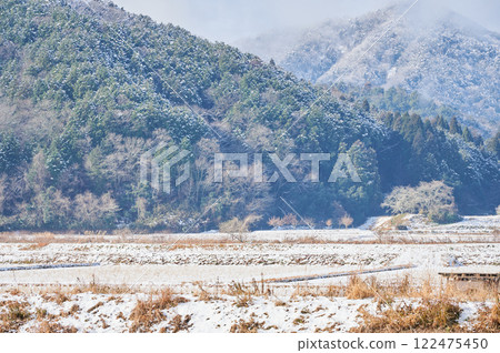 Winter mountains, snow, countryside 122475450