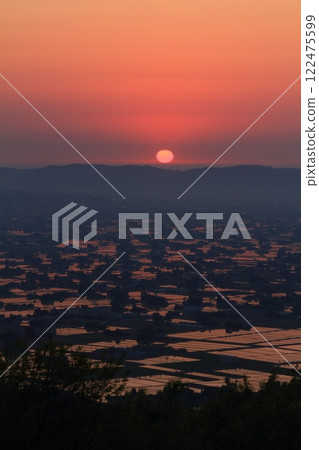 （富山觀景點）夕陽西下，礪波平原「散落的村落」倒映在稻田裡，美不勝收！可能 122475599