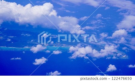 從飛機上透過雲海看到的海岸線 從飛機上透過雲海看到的海岸線 122476650