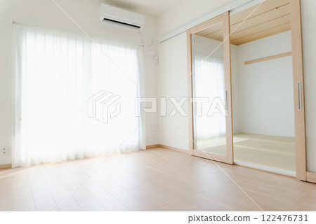 改造後的公寓室內裝潢:客廳與日式房間 室內裝潢形象:白色、素木、現代、自然、時尚 改造後的公寓室內裝潢:客廳與日式房間 室內裝潢形象:白色、素木、現代、自然、時尚 122476731