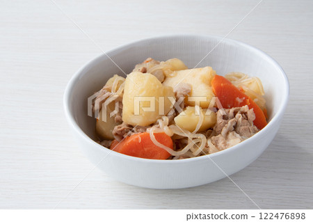 新鮮烹調的 Nikujaga（牛肉馬鈴薯燉菜） 122476898