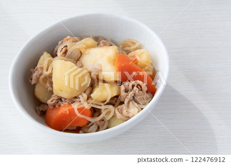 新鮮烹調的 Nikujaga(牛肉馬鈴薯燉菜) 新鮮烹調的 Nikujaga(牛肉馬鈴薯燉菜) 122476912