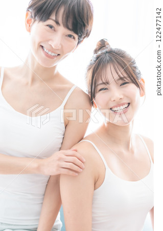 透明女人和她的孩子的美麗肖像 122477142