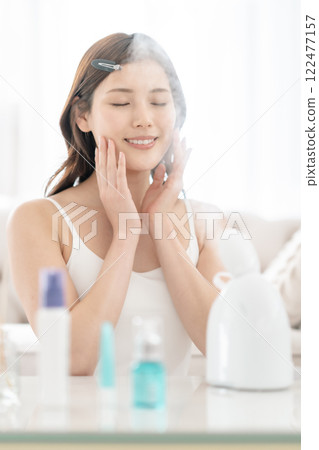一位注重美容的年輕女子正在用蒸氣機蒸臉 122477157