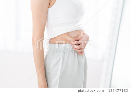 年輕女子捏她的腰 122477183