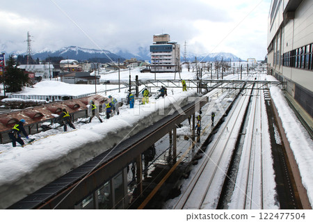 Manual snow removal from the roof of the platform at Urasa Station on the Joetsu Line: Snow removal (Minamiuonuma City, Niigata Prefecture) Manual snow removal from the roof of the platform at Urasa Station on the Joetsu Line: Snow removal (Minamiuonuma City, Niigata Prefecture) 122477504