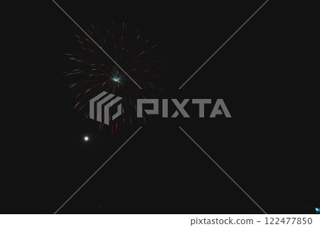 在靜岡縣燒津市燒津漁港舉辦的「燒津海上煙火大會」中,夜空綻放的煙火 在靜岡縣燒津市燒津漁港舉辦的「燒津海上煙火大會」中,夜空綻放的煙火 122477850